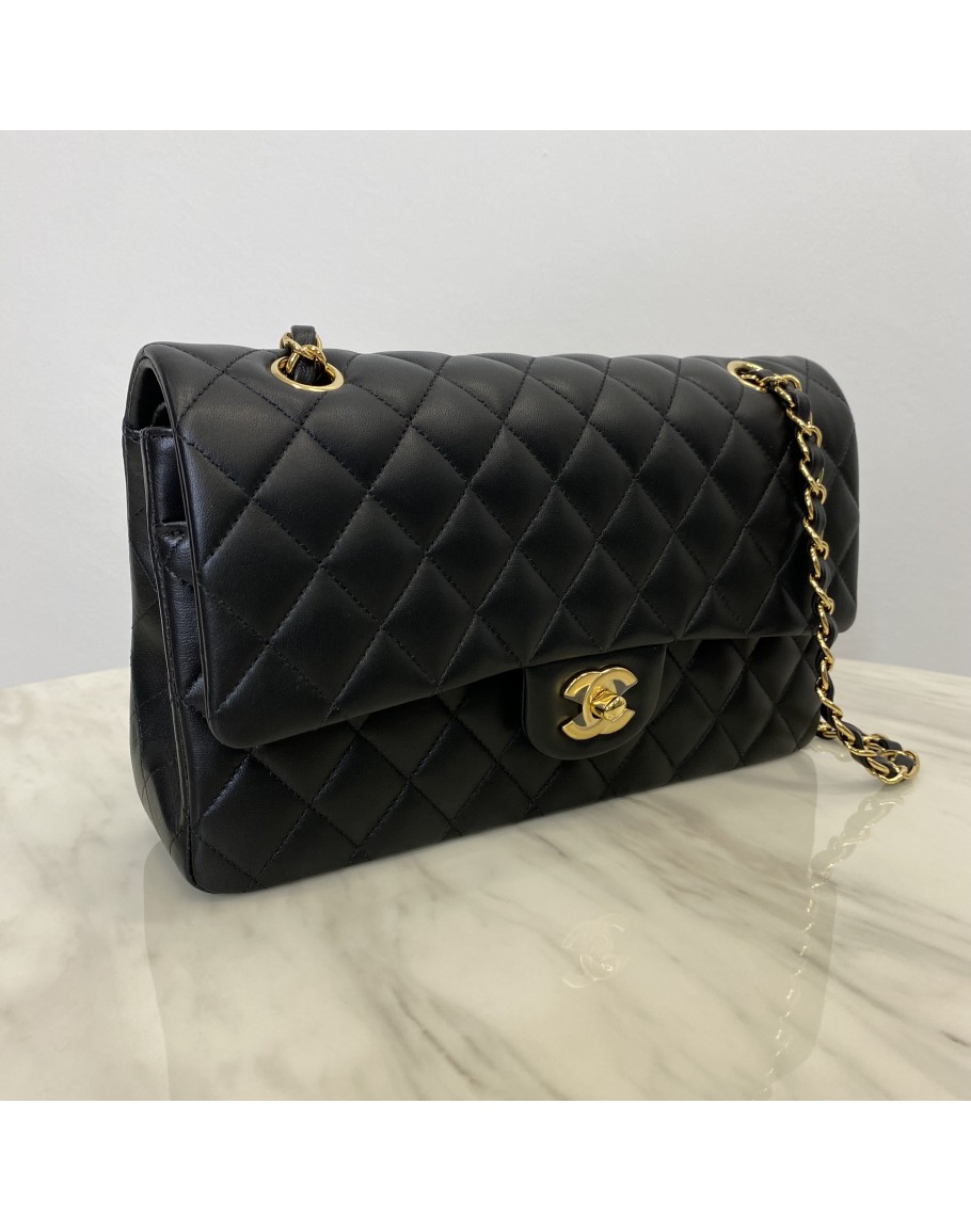 Chanel classic hot sale lambskin medium